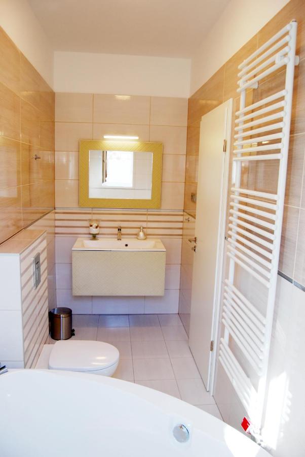 Luxurious Apartment With Balconies In Downtown Bp Budapest Eksteriør billede